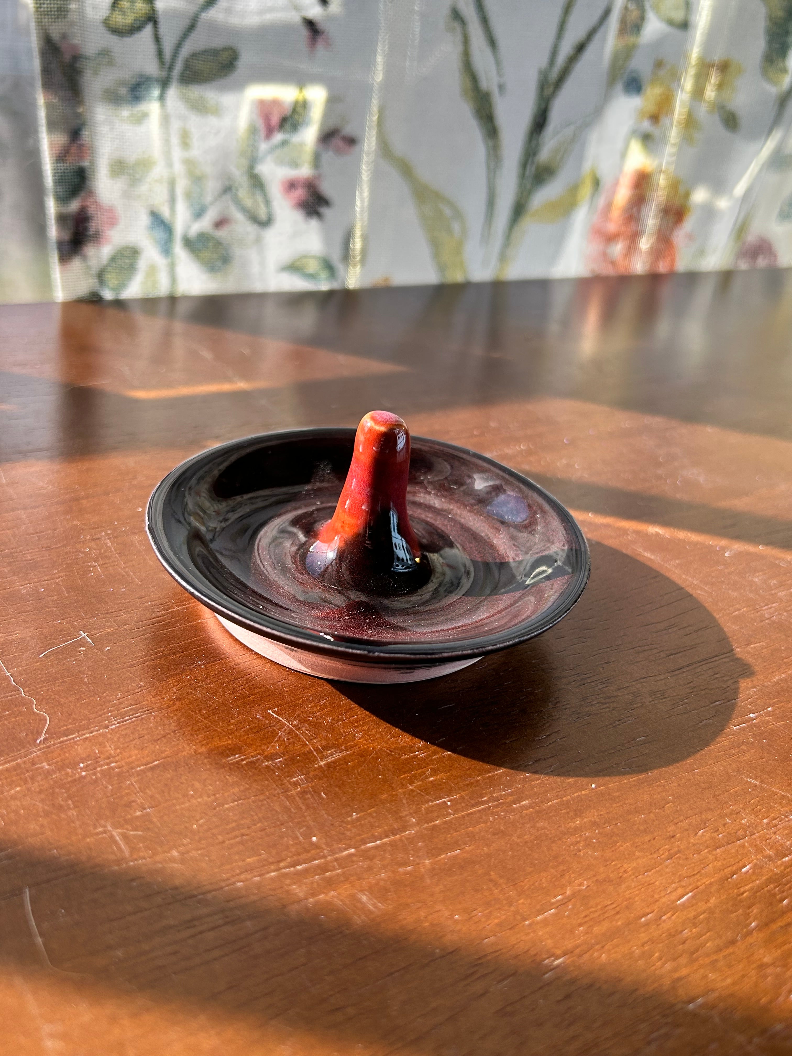 Dark ring holder